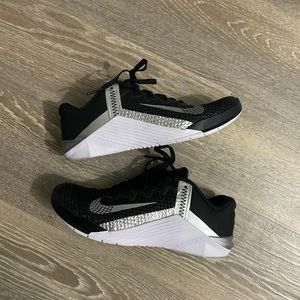 Black and white Nike sneakers - like new